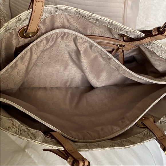Michael Kors tote - Picture 8 of 16